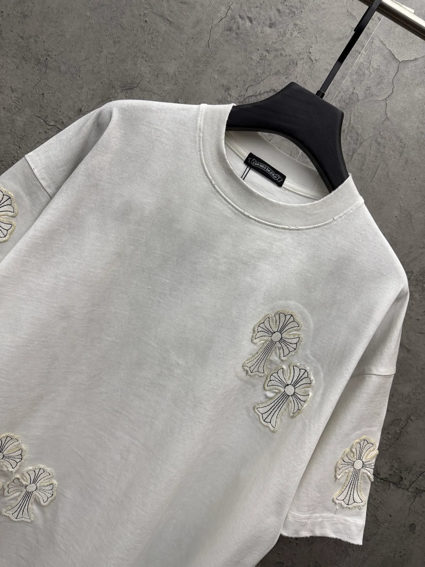 P240 top version, real shot without P, ​​different from market currency) 𝗖𝗵𝗿𝗼𝗺𝗲 𝗛𝗲𝗮𝗿𝘁𝘀/Croxin 2026 spring new original single counter American washed patch embroidered couple short sleeves 👑The highest version! Customized fabric 320 grams, washed and fried, a hot-selling model at the counter, very comfortable to wear. Accessories: original molded and authenticated collar label➕100% silk wash label. Genuine purchase-grade original hangtag➕matching hanging rope➕3D hanging beads➕original packaging bag. Craftsmanship: The original version has consistent wiring! The highest version of the armhole matching technique! Color: Black White Size: S M L XL Style No.: 5206